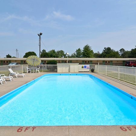 Americas Best Value Inn Iola Екстериор снимка