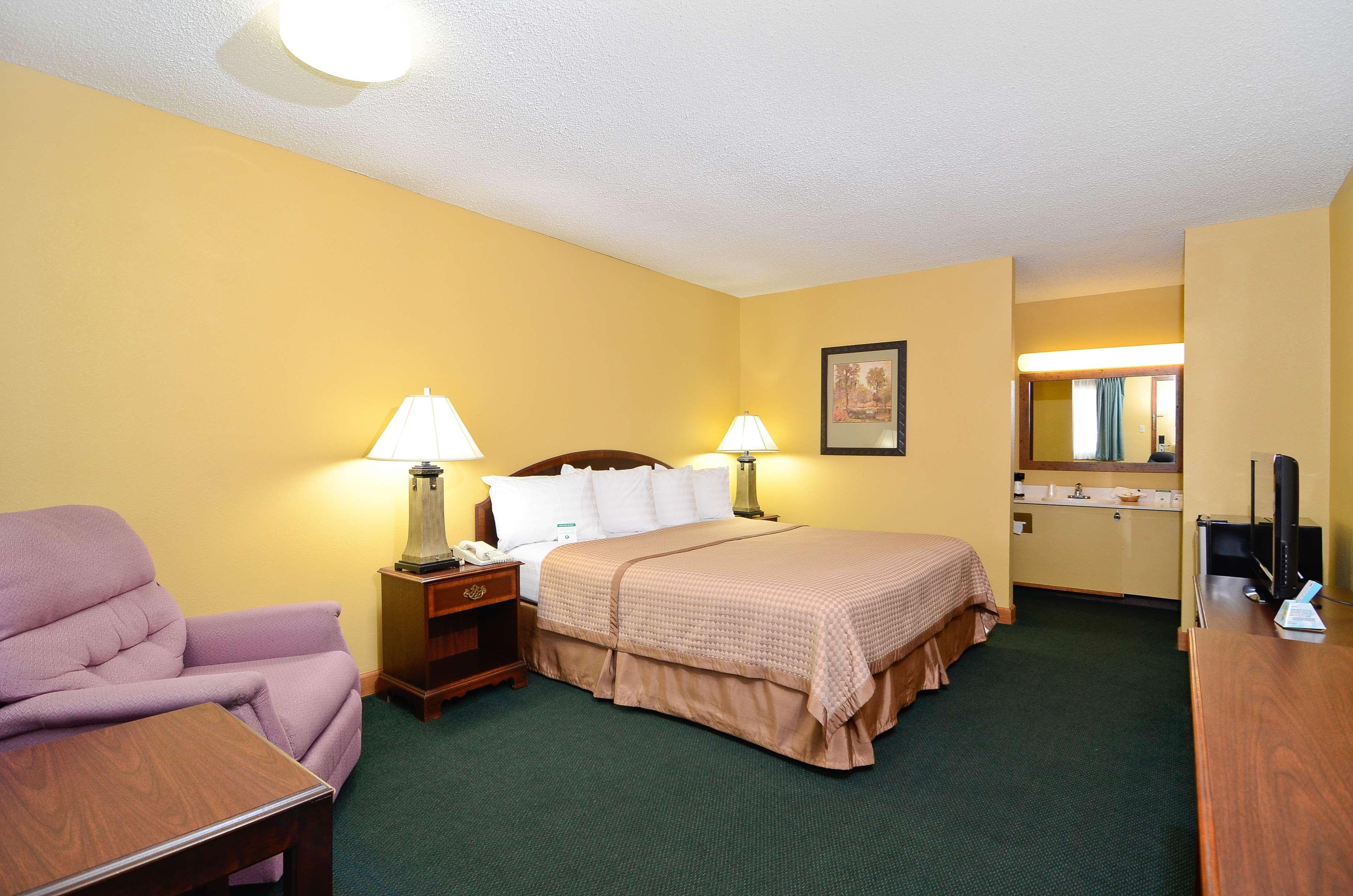 Americas Best Value Inn Iola Екстериор снимка