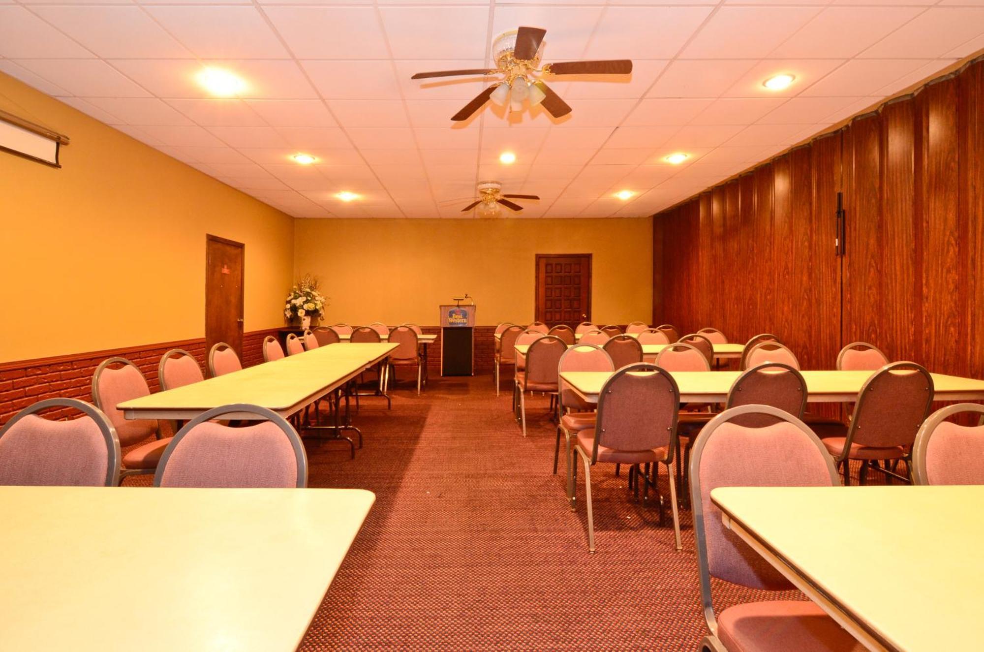Americas Best Value Inn Iola Бизнес снимка