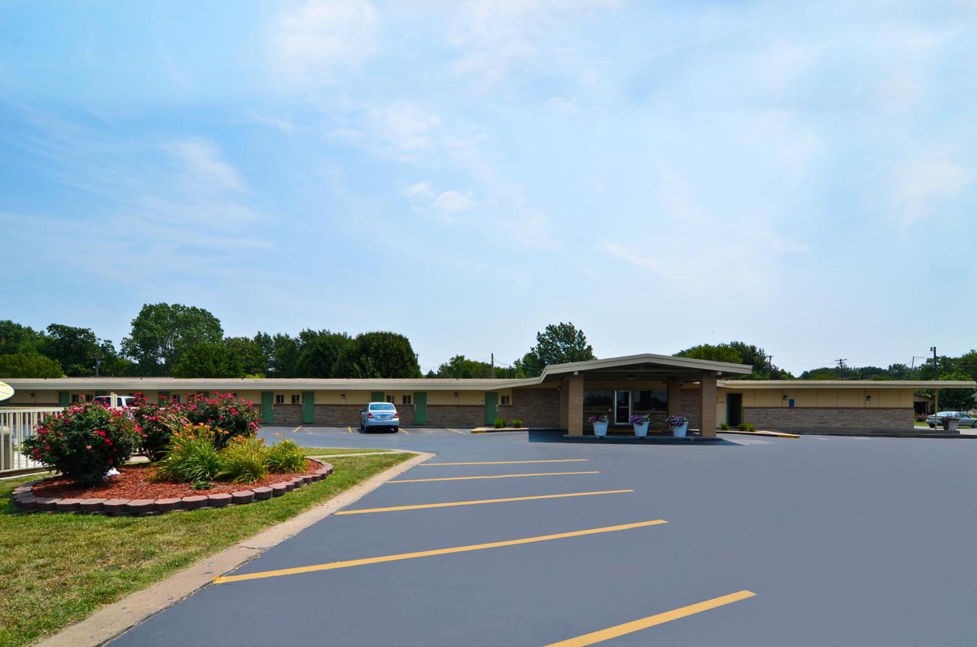Americas Best Value Inn Iola Екстериор снимка