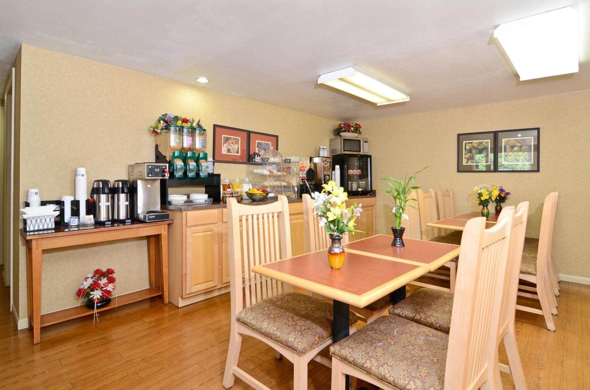 Americas Best Value Inn Iola Екстериор снимка