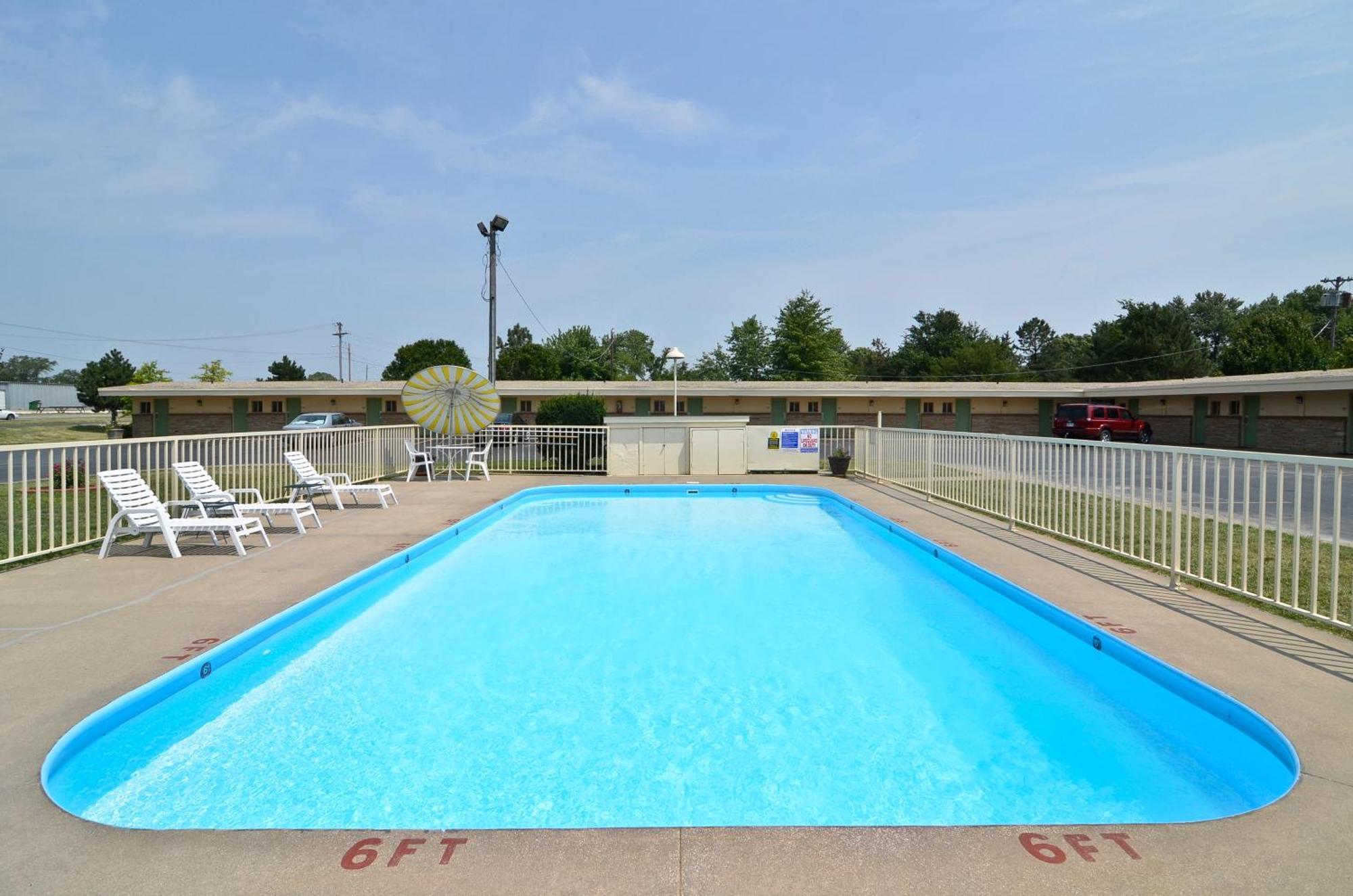 Americas Best Value Inn Iola Екстериор снимка
