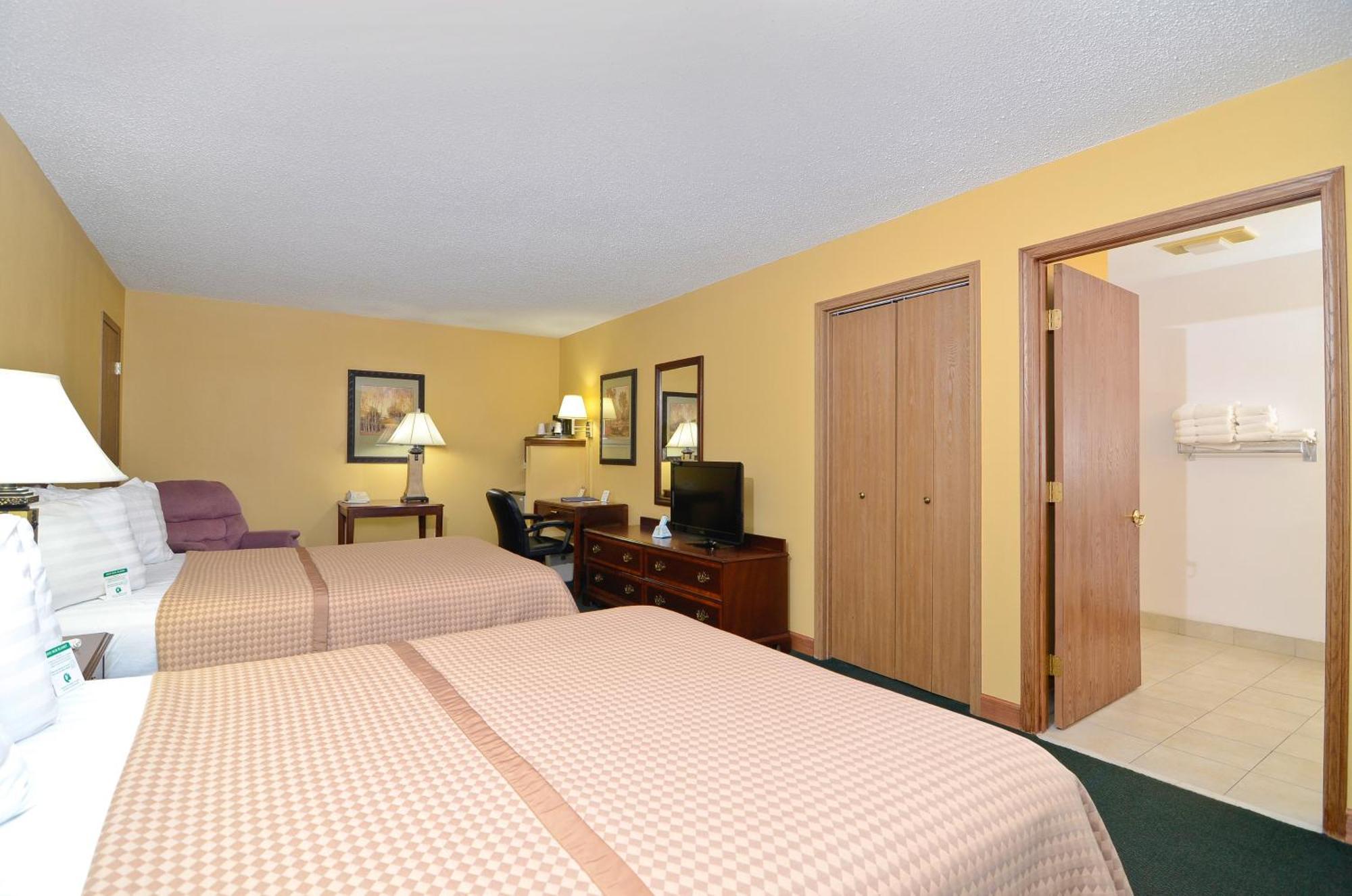 Americas Best Value Inn Iola Екстериор снимка