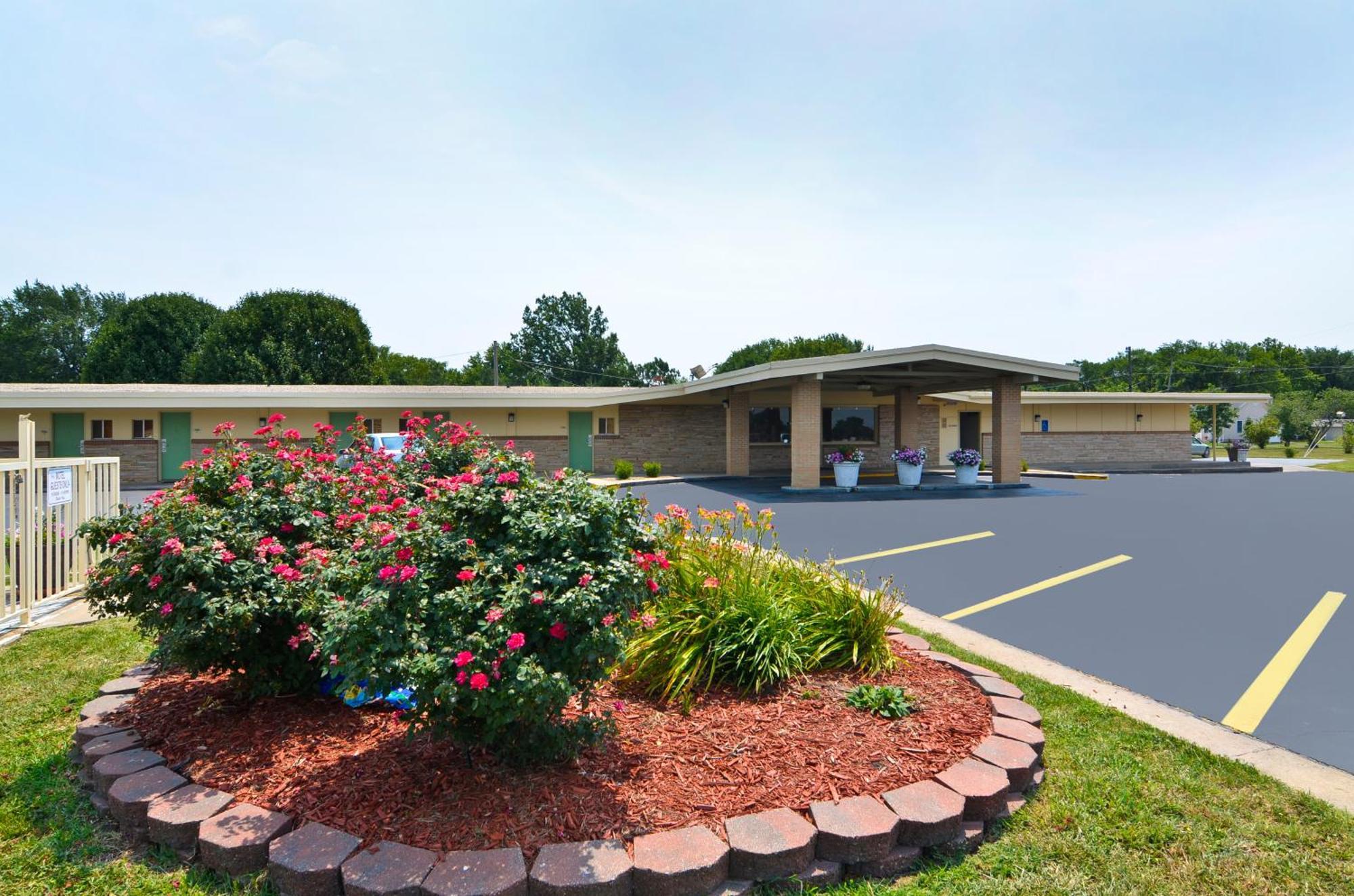 Americas Best Value Inn Iola Екстериор снимка